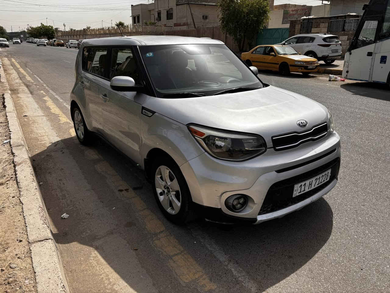 مرحبا . كيا صول للبيع موديل ٢٠١٨ رقم بغداد . السيارة برغي ممفتوح بيهه ماشية ٦٠ / كير ومحرك وصدر وتخم تاير وتبريد كلهن بحالة جيدة جدا . السيارة بيهه صبغ بنيد فقط والباقي مكفول . مكان السيارة بغداد  السعر ب ١٠٥ الاتصال ع ***********
