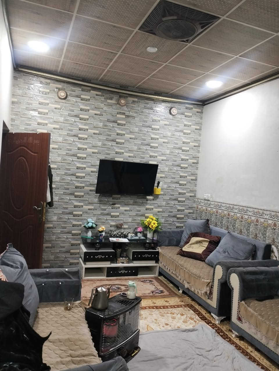 السلام عليكم دار للبيع المساحه 100 متر خدمات مسقط قرب حسينيه الزهراء لبيت وجه على ساحه شارع 20 رقمي ***********
