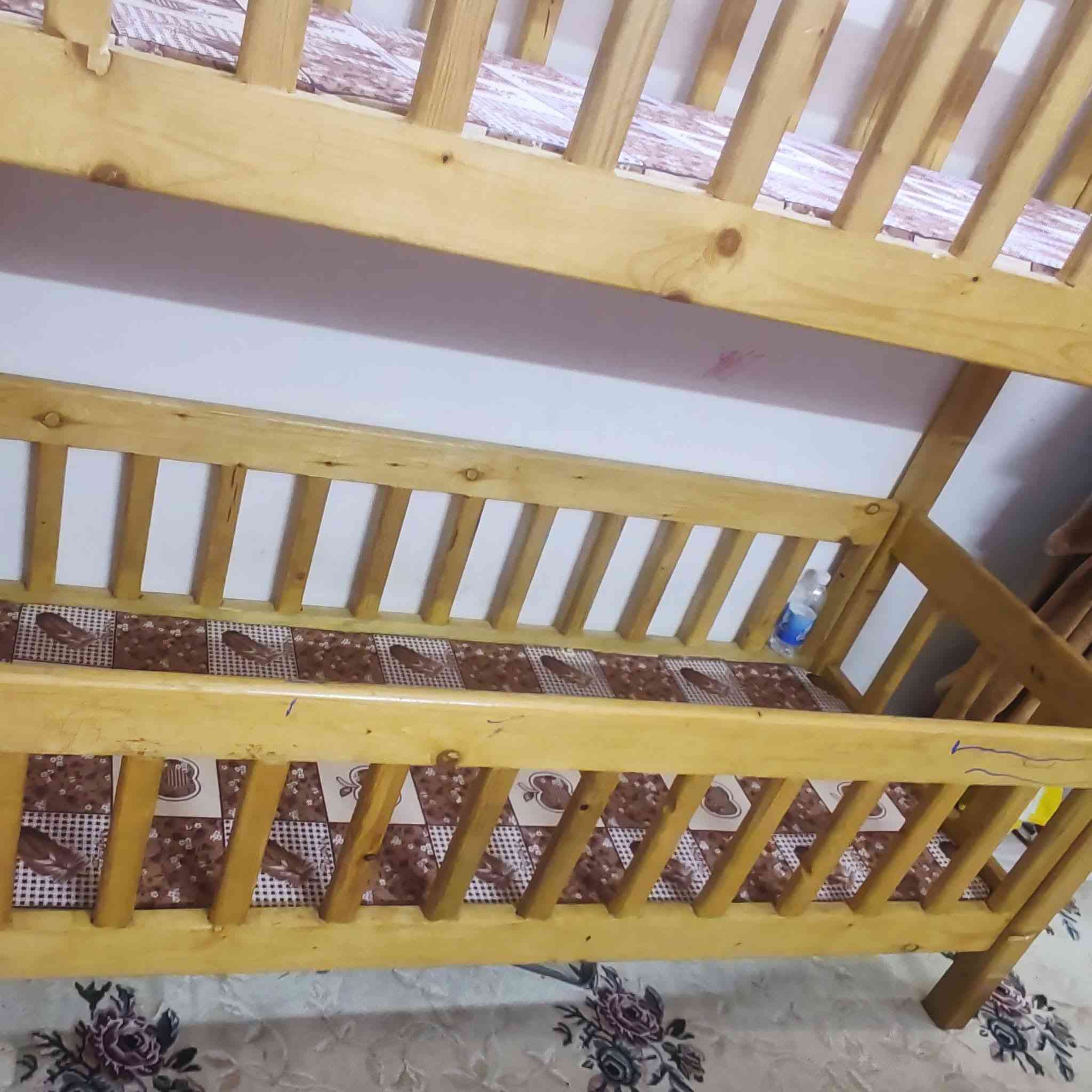 سرير اطفال طابقين خشب تكمة ثقيلة جدا
قياس : طول 180 *  العرض80   
ارتفاع 170 * 
للاستفسار واتساب فقط 
***********
