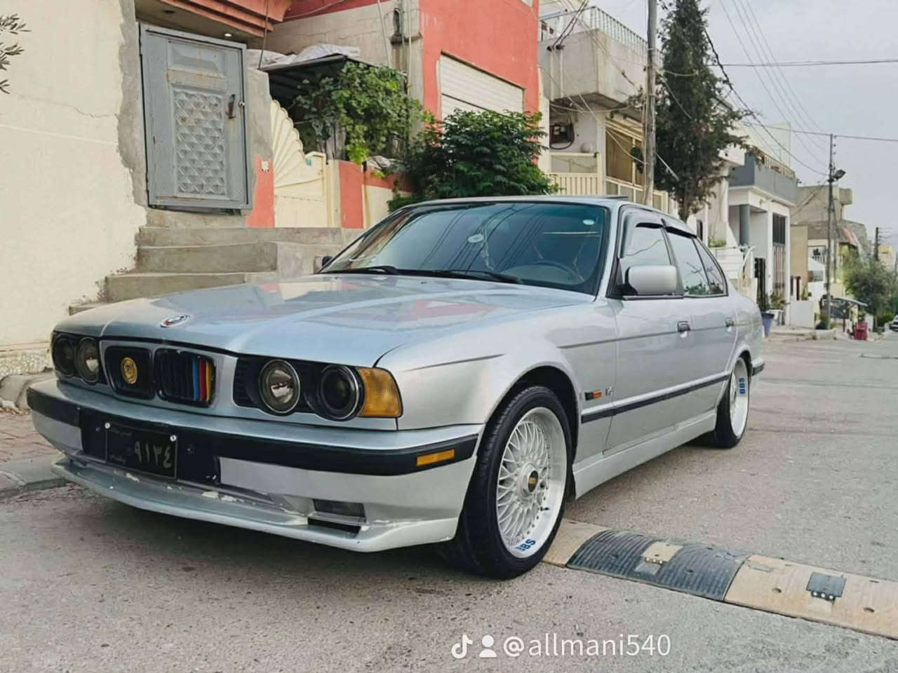 بەناوی خودا
بیئێم 525 تۆماتیک 
مۆدێل 1995 فول فول 
سڵایت ٤ جام کارەبا لایت ئەڵقەو پێش پان تەبرید لەسەر سویچ سالنسای سپۆڕت 
٤ ویل bbs ی سپۆڕت لەسەرە پێش و دوای M کامل سپۆڕتە 
ئاڕم پلاسیک سلێمانی ٤ تای لۆک ٢ ڕۆژە بەسراوە پێش و دوای تازە داگیراوە پاتری لۆک 
دەعمی نیە پێش و دوای کەپسە هیچی پێوە نیە ڕزی و غایسی نیە گێر و مەکینە و ئەکسلی بەشەرت ١٠٠ فیتەر 
چرکە و ١٠٠ دۆلار ببرە 
سعری ٦٨ گەلا کەمێ مەعمەلە 
مشتەری نیت سەری خۆشت  و من مەیەشێنە 
ناونیشان سلێمانی تاسلوجە 
ژمارەی خاوەنی 
0750 382 3341
ڤایبەر و وەتس ئەپی لەسەرە 
جوابی کۆمێنت و نامە نادەمەوە
