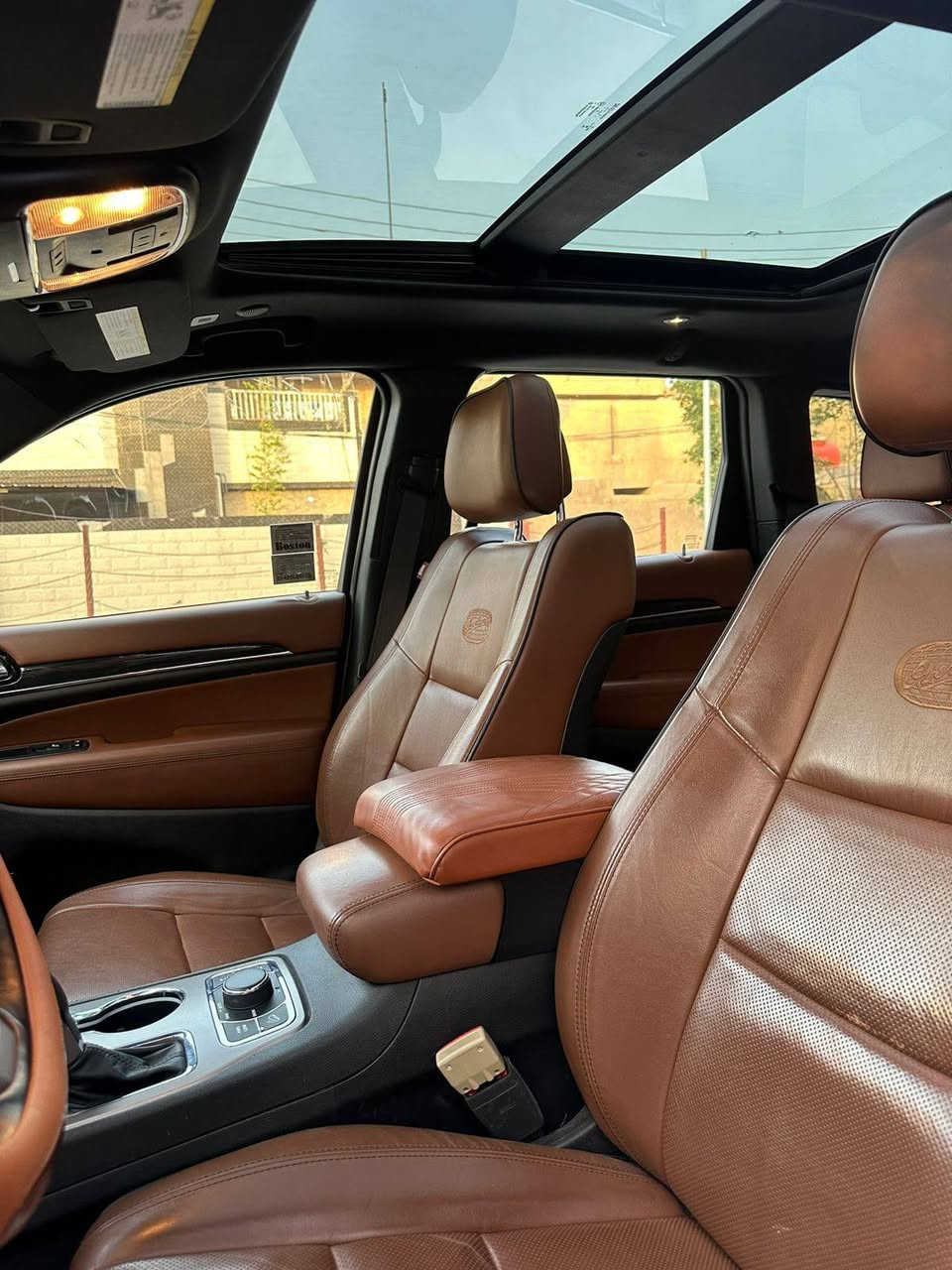 جيب كراند شيروكي اوفرلاند امريكي  2021. مواصفات 
محرك V6 سعة 3.6 
ناقل حركة أوتوماتيك 8 سرعات
وضعيات قيادة: Auto – Snow – Sand – Mud _sport
مقاعد جلد كاملة لون قرميدي مميز 
مقعد السائق كهرباء مع ذاكرة لوضعيتين 
تبريد وتدفئة للمقاعد الأمامية
تشغيل بصمة + دخول ذكي
تكييف ثنائي المناطق مع فتحات خلفية
سقف بانوراما
كاميرا خلفية عالية الدقة
6 وسائد هوائية
نظام مانع انزلاق + ثبات إلكتروني 
مرايا كهربائية قابلة للطي
تشغيل عن بعد 
حادث السيارة فقط بنيد وجامة امامية بدون اي ضرر بالايرباك
رقم صاحب سيارة 
***********
