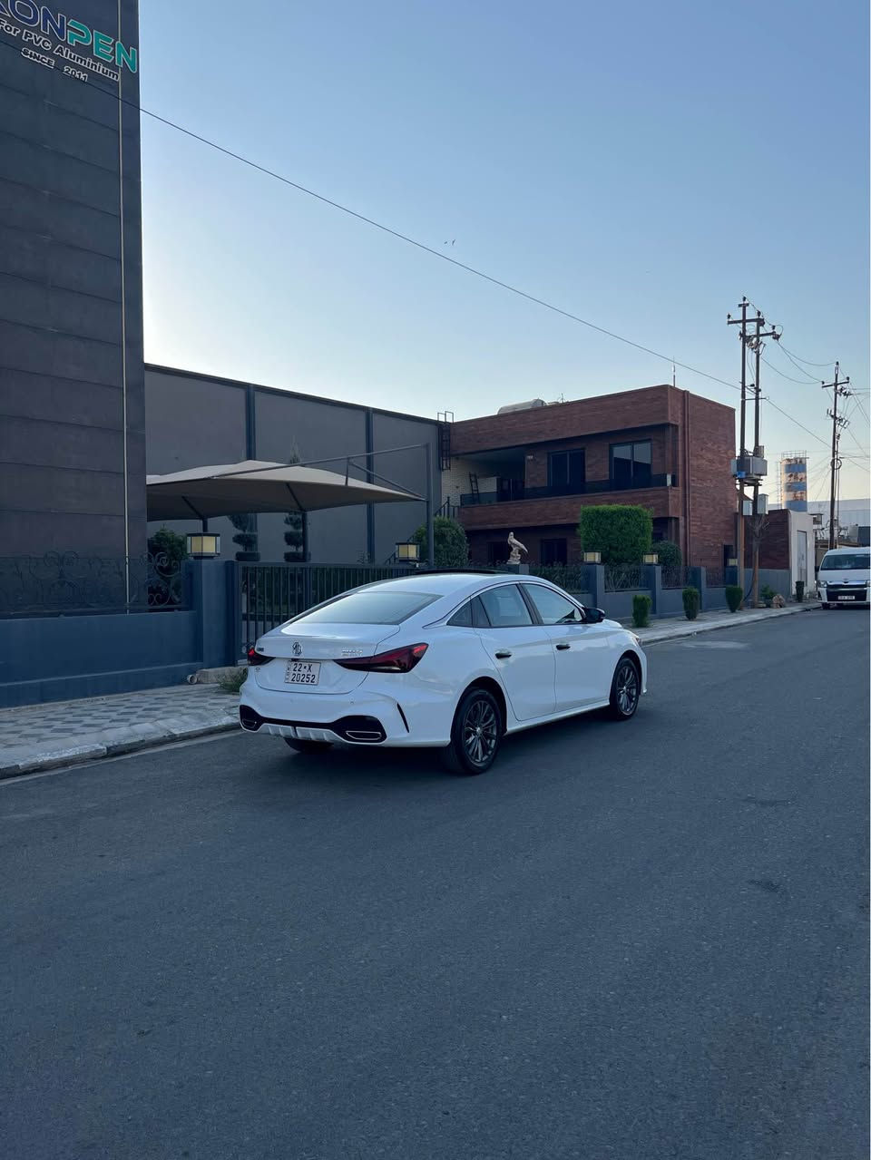 MG GT 
مۆدیل :- 2025
مواسەفات فول ، شا شە ئەکتیڤ ، ئاوێنە شەفت ، تەحدیل سورعە ، سلاید ، تەبرید مەرکەزی ،کار پلەی ، پێنج کامیرە، گێچ ئەلیکترۆنی ، لایت لید ، 
سەیارەکە :- ١١٠٠٠ رۆیوە 
بەس قۆپەکی لە چاملغی دواوە هەیە لای سەیاق لە وێنەکان دیارە سەیاتە کە زۆر خاوێنە
سعر:-  💸118💲
مۆبایل :- ***********📱 أربيل, العراق
