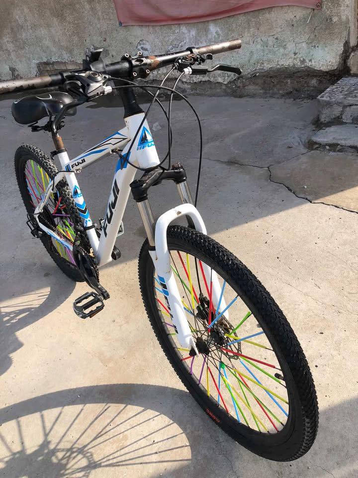 السلام عليكم ورحمة الله وبركاته اخوان بايسكل للبيع كنت البايسكل جان متروك بس اليوم جهزتة يمشي كلشي مابي دبلات شغالة البريكات واكفة مكانة بغداد الامين الثانية حي المعلمين قرب جامع مالك بن انس سعرة 75 الف وبي مجال بسيط ***********
