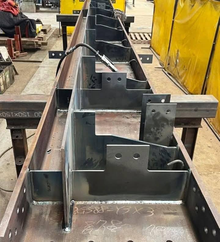 حداد وألحام وتفصال اوكسجين وبلازمه عمل كرفانات وغرف السندويج والهياكل وجملونات اطلع محفظات ***********
