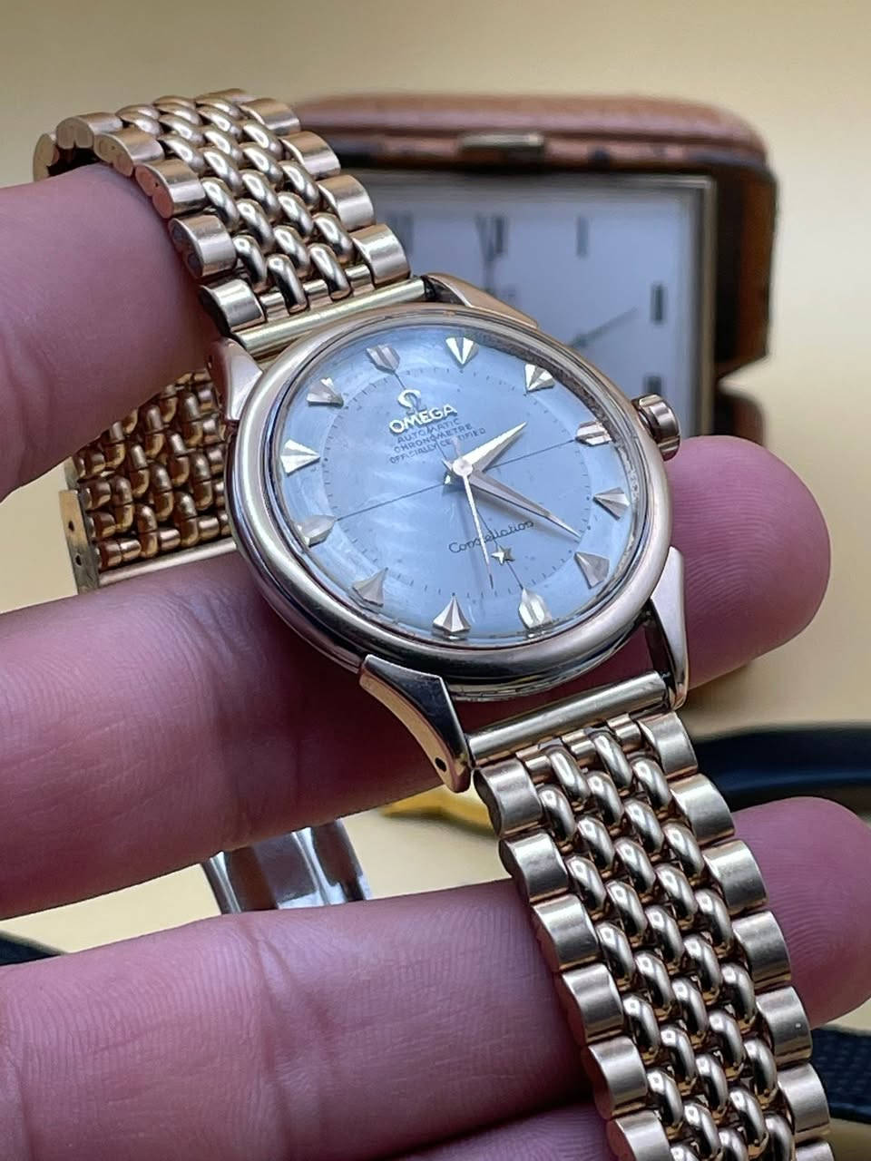 Omega Constellation pie pan

- اوميكا كونسليشين باي بان روز كولد اوتوماتيك || انتاج الخمسينات 

- نصف ذهب 18kروز كولد وستيل || طرة ذهب

 نظافة عالية عاليه جدا  || سير وبوك اصلي روز كولد  

- قطر 34.5

- للحجز التواصل على الخاص || او الواتس ***********
