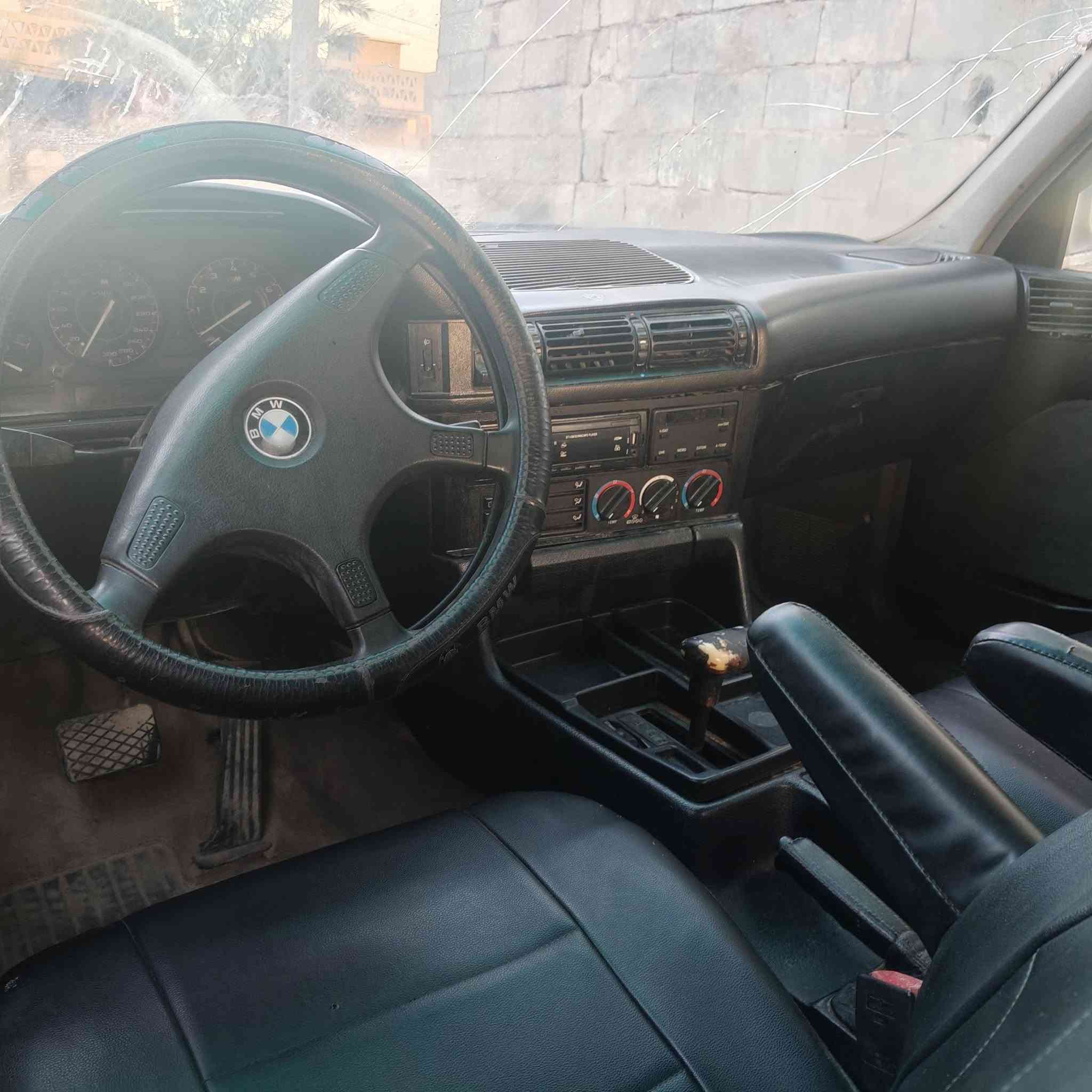 السلام عليكم BMW 535 موديل 1991 كير اتوماتيك سيارة نضيفة بيها ملاحضات بسيطة مكاني محمودية ***********

