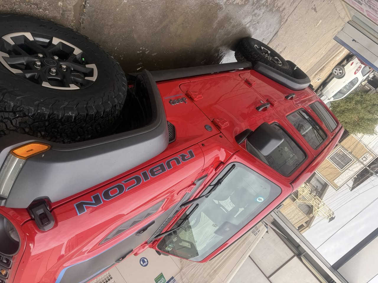 السلام عليكم للبيع جيب رانجلر ربكون 4xe موديل
2024
اعلى مواصفات السياره على وضع البلاد 
ضرر السيارة خلفي قطعتين صبغ فقط وقطعة تبديل لون 
السيارة ماشية 19 الف ميل فقط  رقم بغداد بسمي 
السعر 305 ورقة وبيها مجال للشراي 
مكان السياره بغداد الكراده 
***********
