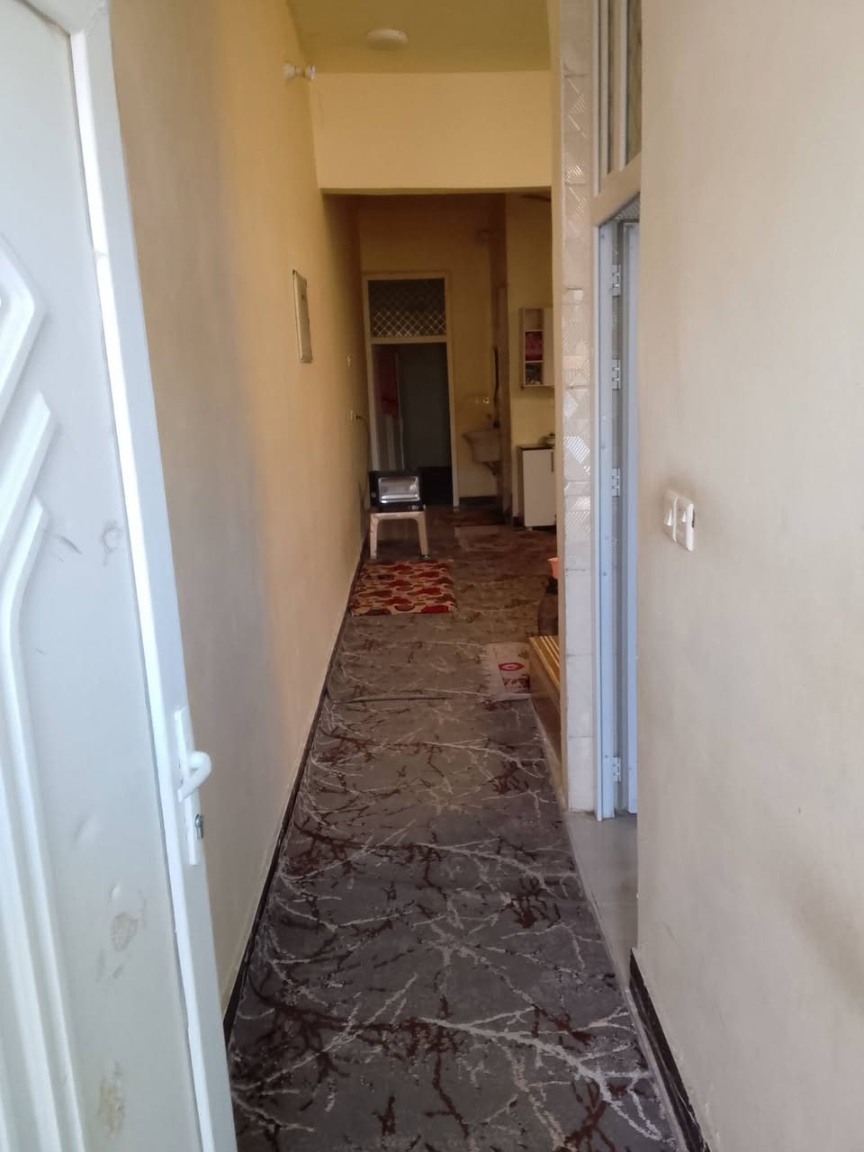 السلام عليكم بيت للبيع مساحه 100متر بيت قاطين القاط الاول استقبال وصاله ومطبخ وغرفه والقاط الثاني غرفه كامل مكمل حياطين سيراميك ارضيه سيراميك من باب الحوش الحد المنور بناء حديث سنه 2024 الموقع بلدروز شارع بيت شلاكه بنهايته لاستفسار على هذه رقم*********** السعر خاص
