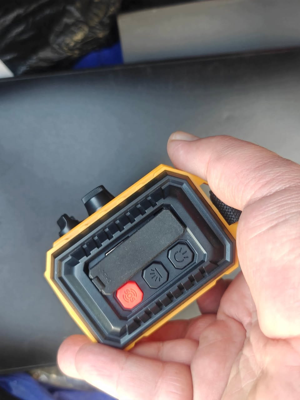 راديو Solar Crank CR1009 (المعروف أيضاً بعلامات تجارية مثل Raynic أو ROCAM) هو جهاز طوارئ متعدد الاستخدامات مصمم للعمل في الظروف الصعبة، حيث يوفر 5 طرق للطاقة لدعم وظائف الراديو والإضاءة وشحن الهواتف.
المميزات الرئيسية والمواصفات
نطاقات الراديو: فول باند يدعم موجات AM، FM، والموجات القصيرة (SW)، بالإضافة إلى 7 قنوات لنطاق الطقس (Weather Band) لاستقبال تنبيهات الطوارئ.
سعة البطارية: يحتوي على بطارية ليثيوم داخلية قابلة لإعادة الشحن بسعة 5000 مللي أمبير.
وظائف إضافية: مزود بمصباح يدوي LED، مصباح للقراءة، وإنذار SOS مع ضوء أحمر وامض للحالات الطارئة.
شحن الأجهزة الخارجية: يمكن استخدامه كبنك طاقة لشحن الهواتف المحمولة عبر منفذ USB في حالات الطوارئ.
طرق التزويد بالطاقة (5 طرق)
التدوير اليدوي (Hand Crank): تدوير المقبض الخلفي بسرعة دورتين في الثانية يولد تياراً لشحن البطارية الداخلية. تدويره لمدة دقيقة واحدة يوفر حوالي 20 دقيقة من تشغيل الراديو.
الطاقة الشمسية (Solar Power): توضع اللوحة الشمسية في ضوء الشمس المباشر؛ وهي مخصصة بشكل أساسي للحفاظ على شحن البطارية وليس شحنها بالكامل نظراً لضعف التيار الناتج (30-50 مللي أمبير).
منفذ Micro USB: أسرع طريقة للشحن عن طريق توصيله بمحول تيار متردد (5V/2A) أو جهاز كمبيوتر.
البطارية الداخلية (Li-ion): بطارية مدمجة تدوم حتى 8 ساعات من الاستخدام المستمر عند شحنها بالكامل.
بطاريات AAA: يمكن تشغيله بواسطة 3 بطاريات AAA تقليدية. الجهاز مصمم للتبديل تلقائياً بين مصادر الطاقة عند انخفاض شحن البطارية المدمجة.
ملاحظة يوجد توصيل لكل مكان في العراق
للحجز والاستفسار عن السعر  يرجى التفضل على الخاص


**إذا كنت صاحب هذا الإعلان وتريد حذفه لأي سبب، رجاءا أرسل رسالة إلى الدعم الفني**