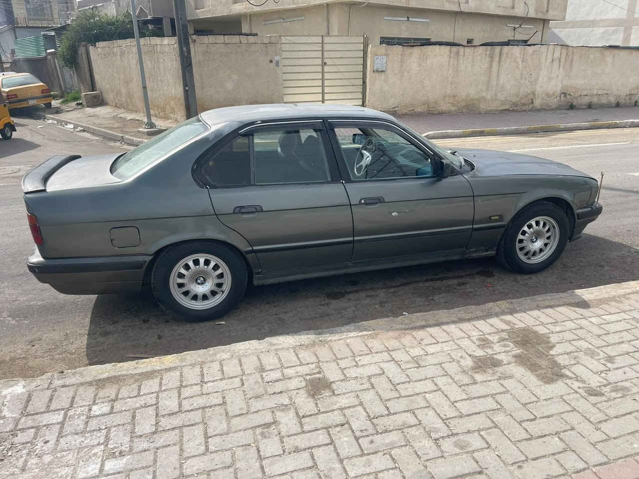 السلام عليكم بي أم موديل91
اللون فيلي رقم ديالئ مشروع وطني السياره باسمي تحويل ثاني يوم 
السياره نظام أوربي يعني بدون تبريد بس تتحور منضومه كامله 
حداديه وصدر كله كله جديد سياره
تخم تاير جديد 
كهربائيات كله جدد وشغاله 
كير ومحرك مال حاويه بيه كير جديد ومكينه خير من الله 
بيه فتحه سقف شغاله 
مكانه بغداد الدوره ابو دشير 
السياره ما اعرف شنو بيه ضربه الله شاهد لان هيه صارله 30 سنه بالشارع هو ما اسئل عل ضربه 
السعر 33 وبيه مجال لل شراي 
***********رقم الهاتف  
متواجد عل فيس
