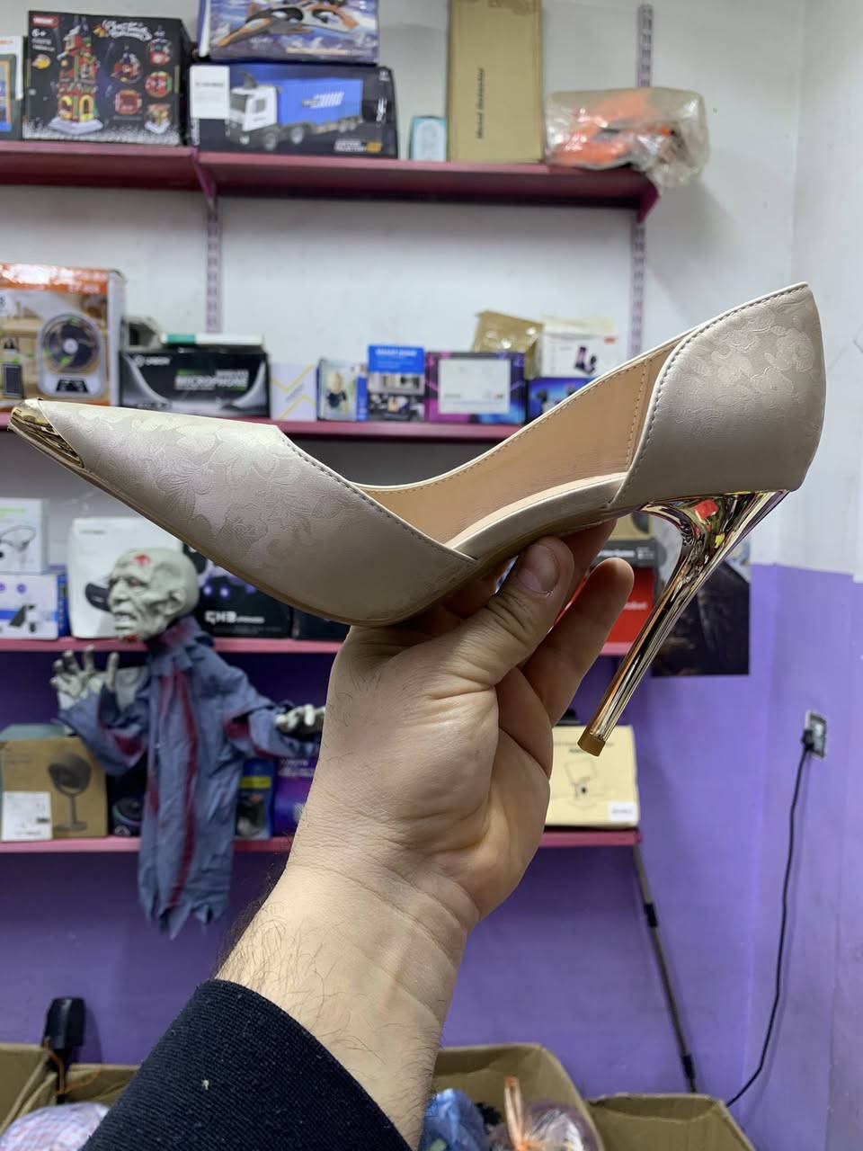 حذاء كعب نسائي جديد غير مستخدم قياس 41 لون أوف وايت السعر 15 مع التوصيل يوجد توصيل جميع المحافظات ***********
