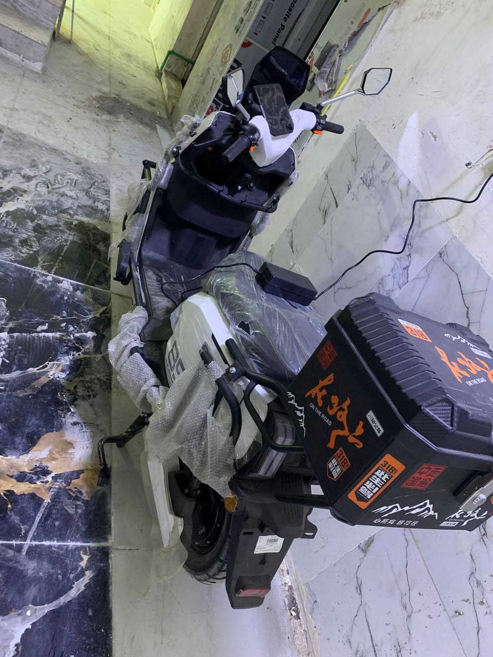 سلام عليكم دراجه شحن البيع موديل 2026بطاريات 6اليثيو بعده زيرو تمشيك 85 كيلو سرعته 85صندوك شاحنه الون ابيض مكان بغداد السيديه*********** السعر ملون و500 وبيه مجال
