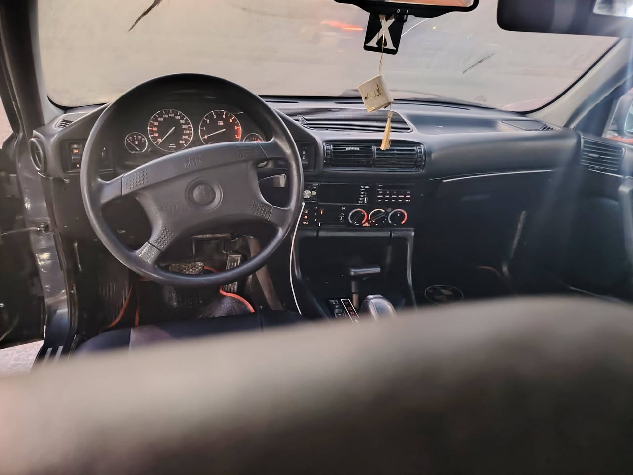 بيئم 525 كبس سياره نضيفه مكينه جديده شادها طخم امامي خلفي جديد تبريد ثلج كير فول عدا الفتحه عليها ادامه كامل ماعايزها برغي 
السعر 63 الشراي يدلل مكان الموصل الأيسر
 ***********
‏‪***********‬‏
