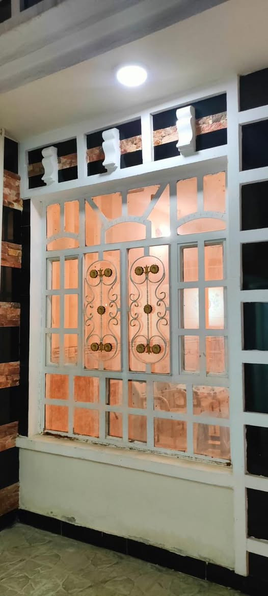 دار للبيع مساحته 100 متر طابقين بناء حديث ملك صرف يحتوي الطابق الأول على غرفة نوم وصالة واستقبال ومطبخ وحمام و الطابق الثاني يحتوي على غرفة نوم ( بعقوبة- التحرير - الفلكة الاخيرة) الاستفسار *********** او مراجعة مكتب الملاك للعقار
