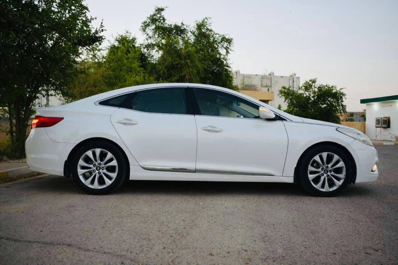 السلام عليكم للبيع  بسعر جوه السوك مال مستعجل 115ورقه فقط 
هونداي ازيرا 2014 خليجي
محرك 6 سلندر 3000 المرغوب
رقم شمالي دولي
تبريد قطعتين ثلج
تخم تاير اصلي جديد 
داخلهه  يخبل ع ايدي 
دشبول محدث شاشه كبيره اصليه
بطانه  بوب صاج بلادي 
كشنات جلد تبريد تدفئه + دوشمه
كهربائيات جديده اي نقص مابيهه
مانع انزلاق
مكينه وكير مكفولات
مري شفط
ترحيب ابواب مري اشاير
تثبيت سرعه
تحكم ستيرن جهتين
بردات  تضليل 2 قطع خلفيه + برده خلفيه تحكم كهربائيه عند الرجوع
حساسات اماميه خلفيه
شادلها منضومه زنون عالي وناصي  قطعتين تحكم في عدسه الايت من داخل السياره
صدر امامي خلفي جديد
كامرا خلفيه دواره HD 
تقفل السياره عند ابتعاد البصمه عن السياره  
كير عادي واوتماتيك 
محرك كير مكفولات 
السياره بيهه ضربه بالجاملغ الامامي وجه الصندوق ضربه بسيطه فقط بدون بارد وبدون تبديل بيهه قطع صبغ ابيع حزام  
السياره تخبل وجاهزه تريد تحويل تريد وكاله 
العنوان بغداد جسر ديالى ***********
