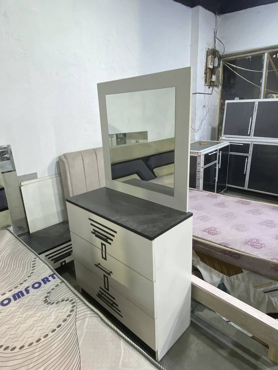 السلام عليكم غرفه تركيا للبيع (5) قطع الغرفه اخت الجديده استعمال قليل الغرفه عدا الدوشك سعرها 400 وبيها مجال العنوان السيديه بشارع الصناعه قرب كراج الرحمن ***********
