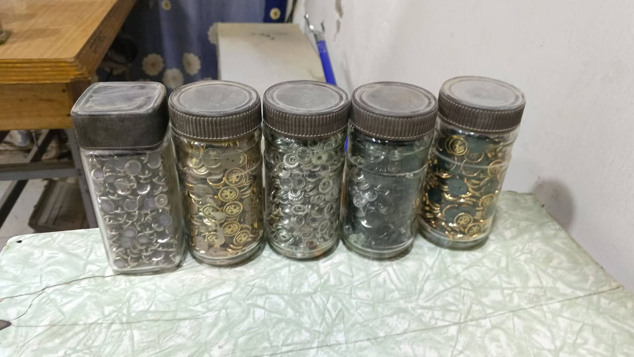 مستلزمات خياطة دكم بجميع الأنواع والألوان مع لاصق للبيع للأستفسار الأتصال بالرقم *********** والخاص موجود
