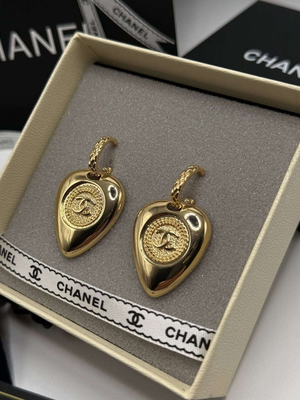 تراجي ماركة Chanel امزون مختوم مع العلبة والتغليف
يوجد توصيل كافة محافظات العراق


**إذا كنت صاحب هذا الإعلان وتريد حذفه لأي سبب، رجاءا أرسل رسالة إلى الدعم الفني**