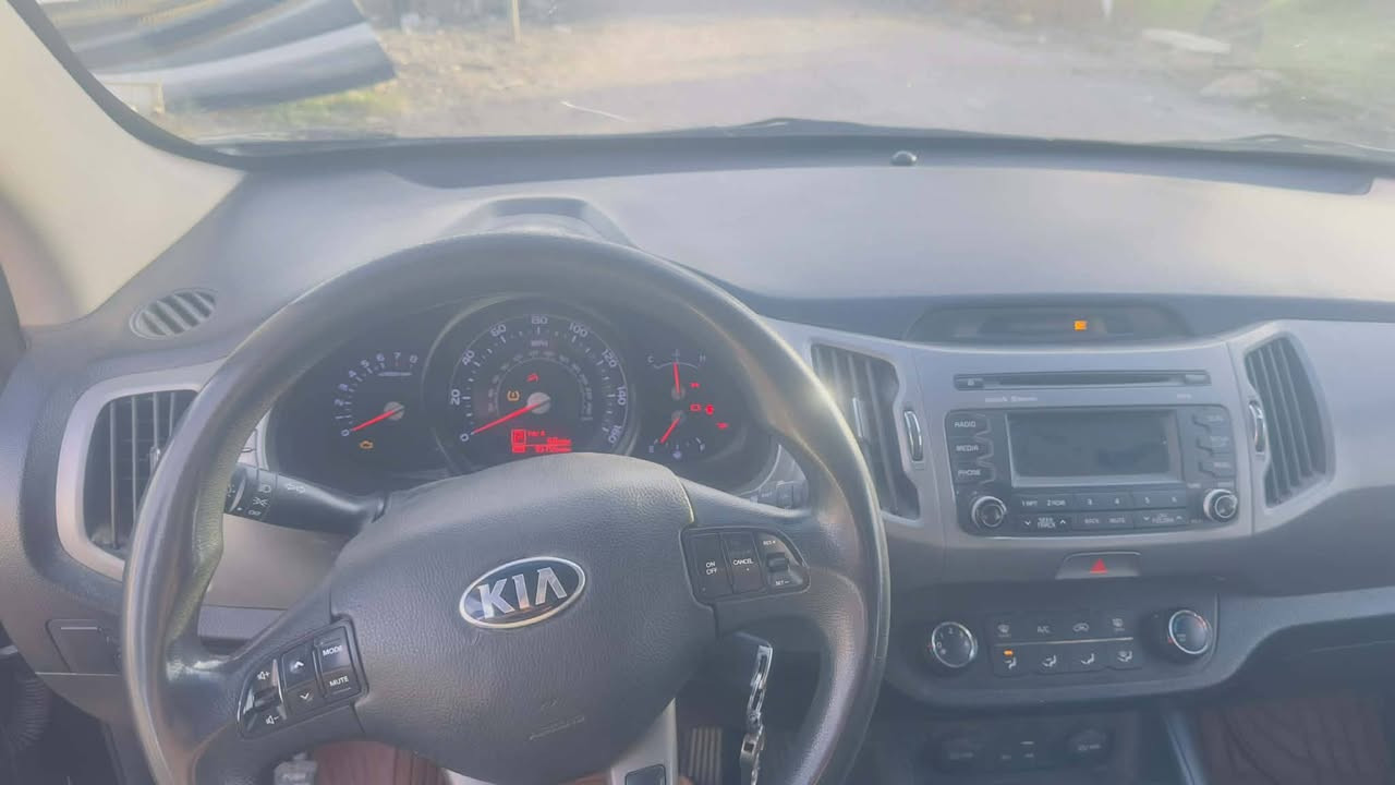 سلام عليكم سبورتج موديل  2016 وارد أمريكي بيه بس البنيد والباقي كفال مكينه وكير خير من الله تبريد ثلج عنوان السياره بغداد المحموديه الرقم الهاتف  ***********
