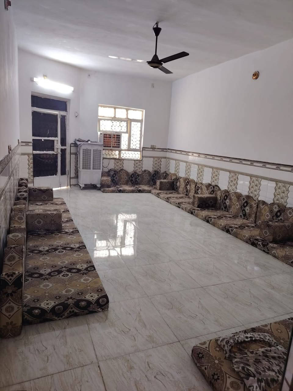 من رخصت الادمن
سلام عليكم بيت للبيع بل تقيه ثالثه قرب مجمع روان مساحته ٢٠٠بي غرفتين وصاله ومطبخ وبراني عكاده بناءبلوك سعر  65 بي مجال جاهز لسكن 🩷💝💕،  الرقم للتصال (***********)
