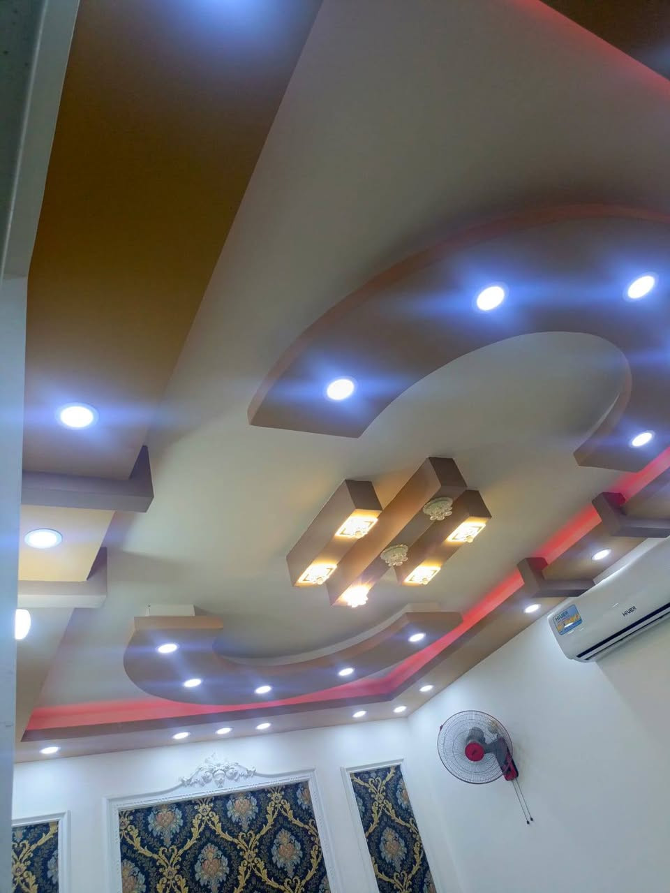 السلام عليكم ورحمة الله وبركاته 🏛️🏛️🏛️
عقار للبيع مساحتة ١٠٠م مربع ركن في الحولي خلف ملعب النجف الدولي جنس العقار بلديه معاملته واصله لتقدير بسم موضف ٢٠ سنه يباع تطلوعه البيت بنائه كونكريت مسلح وطابوك جمهوري وديكورات ثانويه وحدادية درجة أولى كهرباء دفن ومجاري مربوطه لشارع يتكون من غرفتين نوم وصالة واستقبال ومطبخ وصحيات مع تخاريج للاستفسار أكثر الاتصال على الرقم *********** جاسم الكرعاوي بي واتساب 🏛️🏛️🏛️
