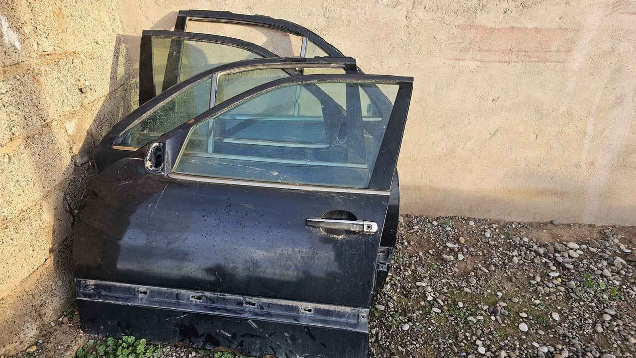 سستم ابواب ام عيون اقفاله الورى عليه و يدات 4 عليه و جاماته  وترايش جامات لاستكاته عليه بس نص عمر 
ثنين منه بيه خياس من جوه مكاني موصل حمدانية 
***********
