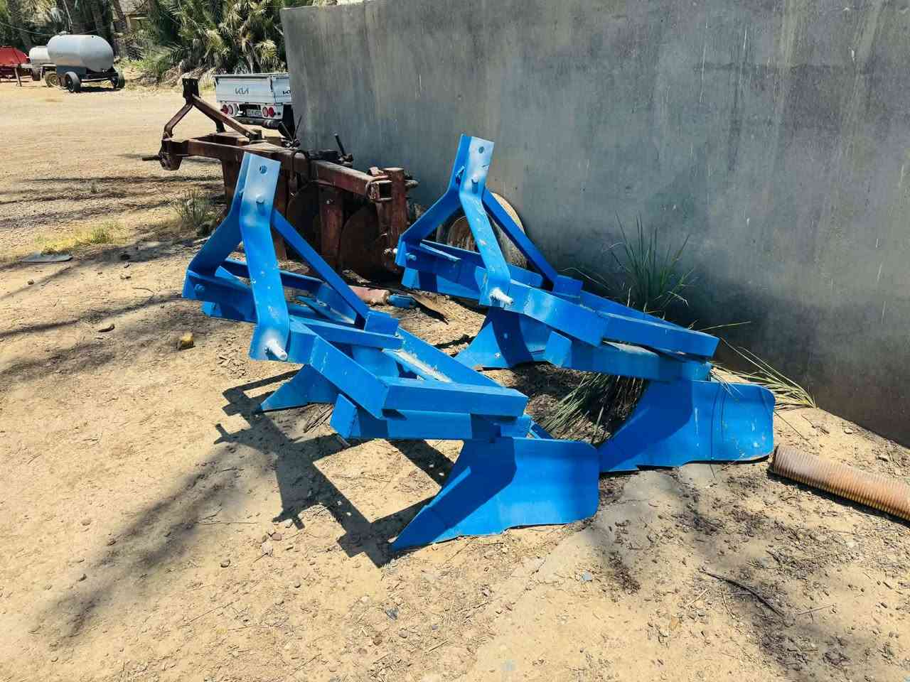 للبيع معدات زراعيه شغل درجة اولى معمل وحداده النعيمي للمعدات الزراعيه بأدارة عبادي النعيمي المكان بغداد المحموديه سريع الدولي الجسر الرابع *********** ***********
