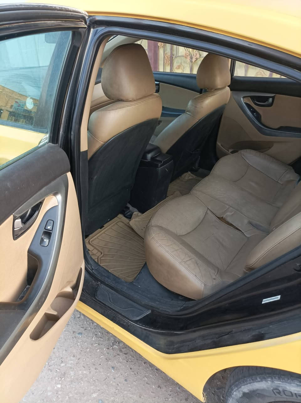 السلام عليكم 
النترا 2012 أمريكي حادث جاملغ الخلفي وبالعراق حادث باب مصلح وباب مبدل 
سياره مفوله كشنات جلد بصمه فتحه
 سنويه ساقطه أقل الشهر 
تبريد كمبريسر عاطل بس
صدر %50  
صبغه جديد 
سعرها 93وبيه مجال 
***********
