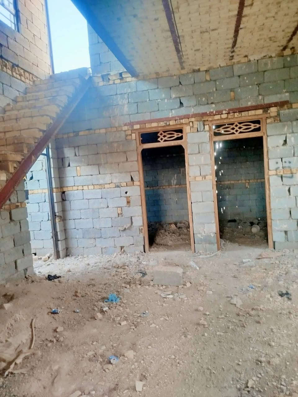 بيت 250متر بتلو كونكريت بناءبلوك كرهبائي عكاده غرفتين وصاله ومطبخ وستقبال وطارمه جبيره العنوان السبل الاوله قرب مولد بهاء مقابيل محل ابو حوراء البيت مشمول بلتطويب وجهد الهندسي مرقم حاليآ جاي يشتغلون بلخدمات  واصله اله ماي ومجاري وتبليط يصير بلباب سعره 45وبيه ساحبين ستمراه كبل تخليه الوصل بأسمك مال تمليك مجال والشراي يخابر *********** او***********
