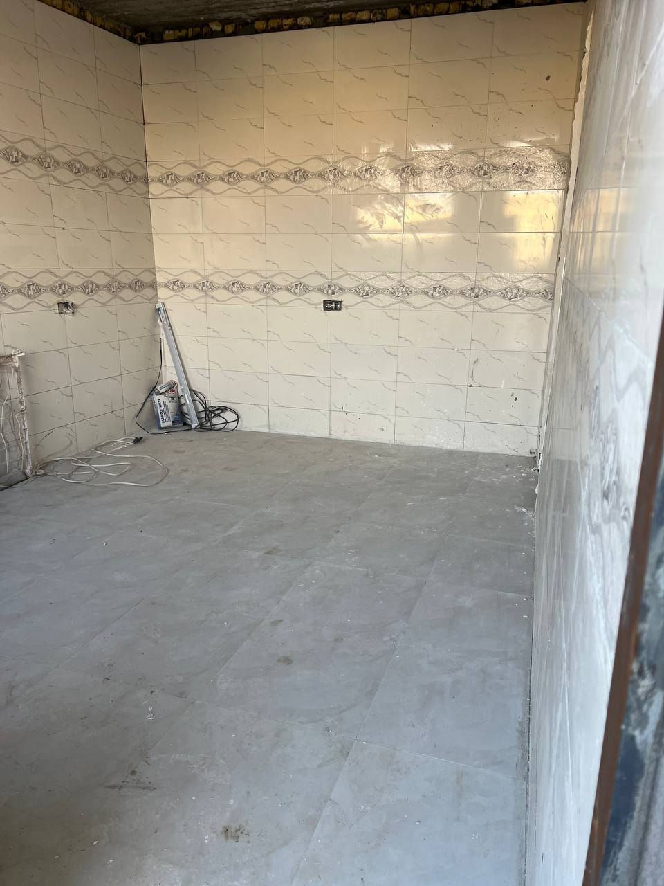 بيت بدور سيد حمزه زراعي المساحه 200 النزله الخامسه يتكون من غرفتين وصاله ومطبخ وديوانيه وصحيات داخليه وخارجيه طارمه جبيره ابيعك بيت جاهز خدمات ماء مجاري كهرباء بالباب ***********
