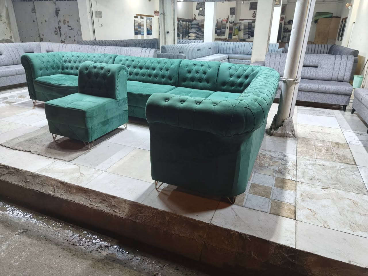 ديوان تركي ماركه 8 أمتار حيل نظيف السعر 225 الف محلات أبو محمد قرب كأس الصبايا  للاستفسار الاتصال ***********
