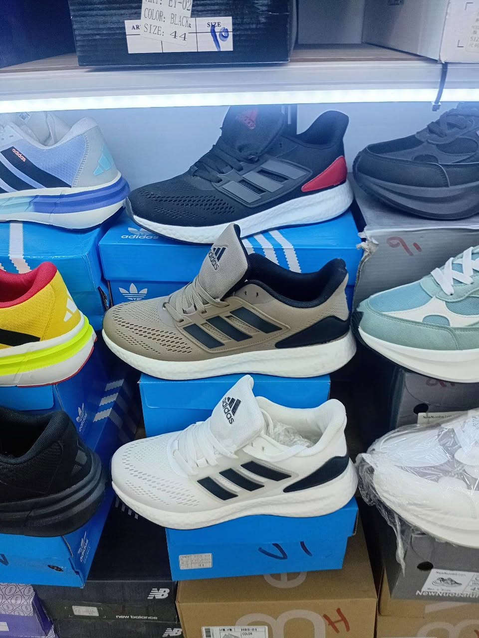 الرتاج للاحذيه الماركة
بمناسبه العيد وفرنا لكم افضل انواع الاحذيه والبوتينات الرجاليه والشبابية والولادية والنسائية الاصلية يوجد توصيل وموديلات اكثر ادخل للصفحة
 للحجز مراسله على هذا الرقم اتصال او واتساب *********** يوجد توصيل لكافة العراق
