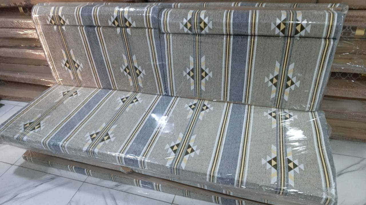 وفرنالكم جلسات عربيه الوان زاهية وموديلات راقية انت عليك تختار واحنه نوصللكم لحد الدار 
جلسه عربيه طول المندر مترين وعرض 70 سم مع تگیات ظهر عدد ثنين طول متر مع مساند يد عدد ثنين
لتواصل ع الرقم واتس
*********** معرض كرز *********** البصرة, العراق
