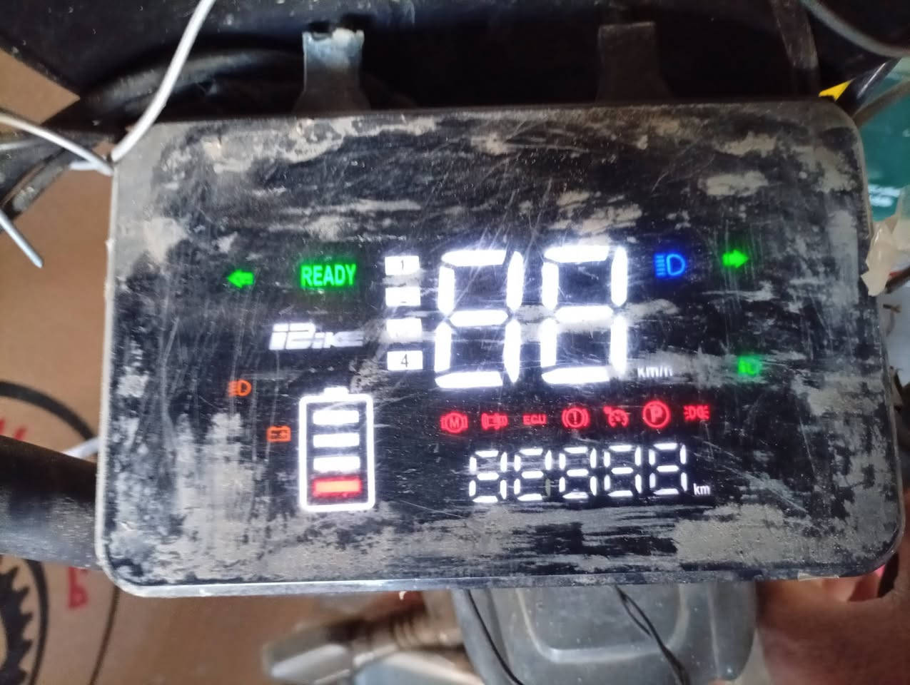 السلام عليكم ورحمه الله وبركاته
منشور للفائده

العلامات التي تظهر الاعطال في دراجه الشحن 

ظهور علامه أو حرف M 

هناك ثلاث احتمالات لا اكثر 

  هناك قطع في ألاسلاك الموصله لحساس الملف 

أو تلف حساس الملف ويجب تبديله

عطل أحد الموسفتات التي تقوم بتحويل التيار من DC مستمر

الى AC متناوب

 وهي المسؤوله عن تغذيه الملف بالتيار الكهربائي المتناوب 

وفي عطل أحد الموسفتات لا يشترط تبديل العقل بل يمكن تصليحه كما موضح في الفيديو 

ظهور علامه سكليتر او الدواسه

تعني أن هناك قطع في ألاسلاك التي تقوم بتوصيل الكهرباء إلى السكليتر 

تلف السكليتر ويجب تبديله 

تبادل الأقطاب 

ظهور علامه ecu تعني عطل في الكنترول أو وحده التحكم في عقل الدراجه وفي هذه الحاله يجب تبديل العقل 

هذه أبرز وأكثر الاعطال الموجوده في دراجات الشحن 

كذلك عطل مهم وشائع في نوعيه محدده من الدراجات شاشه دراجات R11

و شاشه دراجات R7

 وهي أن الشاشه تقف ولا تعمل فقط يعمل صوت البلوتوث 

ولا تظهر فيها أي علامات ولا مؤشر السرعه أو التبديلات أو عداد الشحن 

فيضن صاحب الدراجه أن الشاشه لم تعد تصلح و مباشره يقوم بتبديلها بسعر عالي بينما هي لا تعمل فقط بسبب الشحنات الزائده التي تكون داخل المكثفات فتتحول المكثفات من مستهلك للكهرباء إلى منتج وبهذا لا يدخلها التيار بسبب الشحنات الموجوده وبهذه الحاله يجب تفريغ الشحنات بالخطوات التاليه

قطع الكهرباء عن الشاشه برفع أحد الأقطاب من البطاريات 

والقيام بتفريغ الشحنات بواسطه سلك وتوصيل القطب الموجب للمكثف بالقطب السالب لعده مرات وبهذا تتم عمليه التفريغ وإذا لم تعمل الشاشه يجب اعاده نفس العمليه لعدة مرات

زورونا في موقعنا 

قضاء الحويجه .ناحية العباسي  .سايدين الصناعه الجديد 

بالقرب من قاعه العباسي لكمال الاجسام ومقابل اسواق السلمان 

للاستفسار الاتصال على الرقم

***********

والخاص مفتوح
