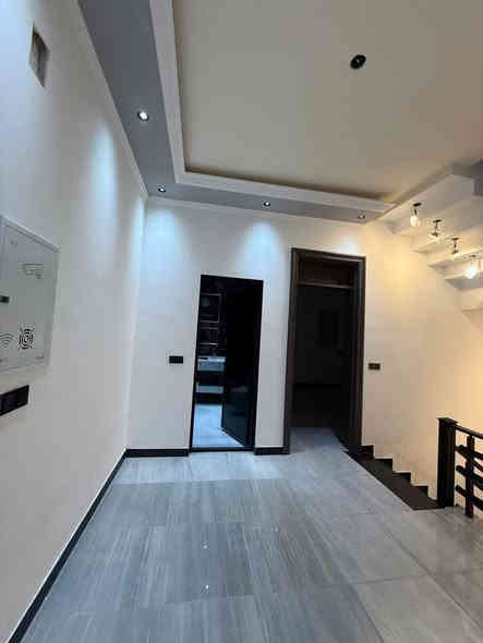 #للأيجار____في____السيدية

دار مساحه 150 متر على شارع 15

زيرو يحتوي على غرفتين نوم وصاله ومطبخ وخدمات 

بدل الايجار مليون ونص وقابل للتفاوض 

للأستفسار ***********
