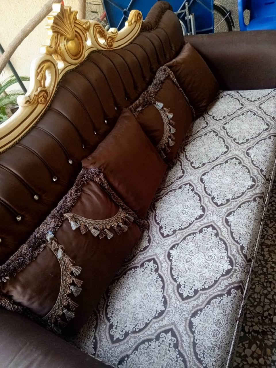 تخم تركي زان ملكي استعمال قليل جديد عشر مقاعدالسعر 750وبي مجال المكان بغداد الدوره رقمي ***********
