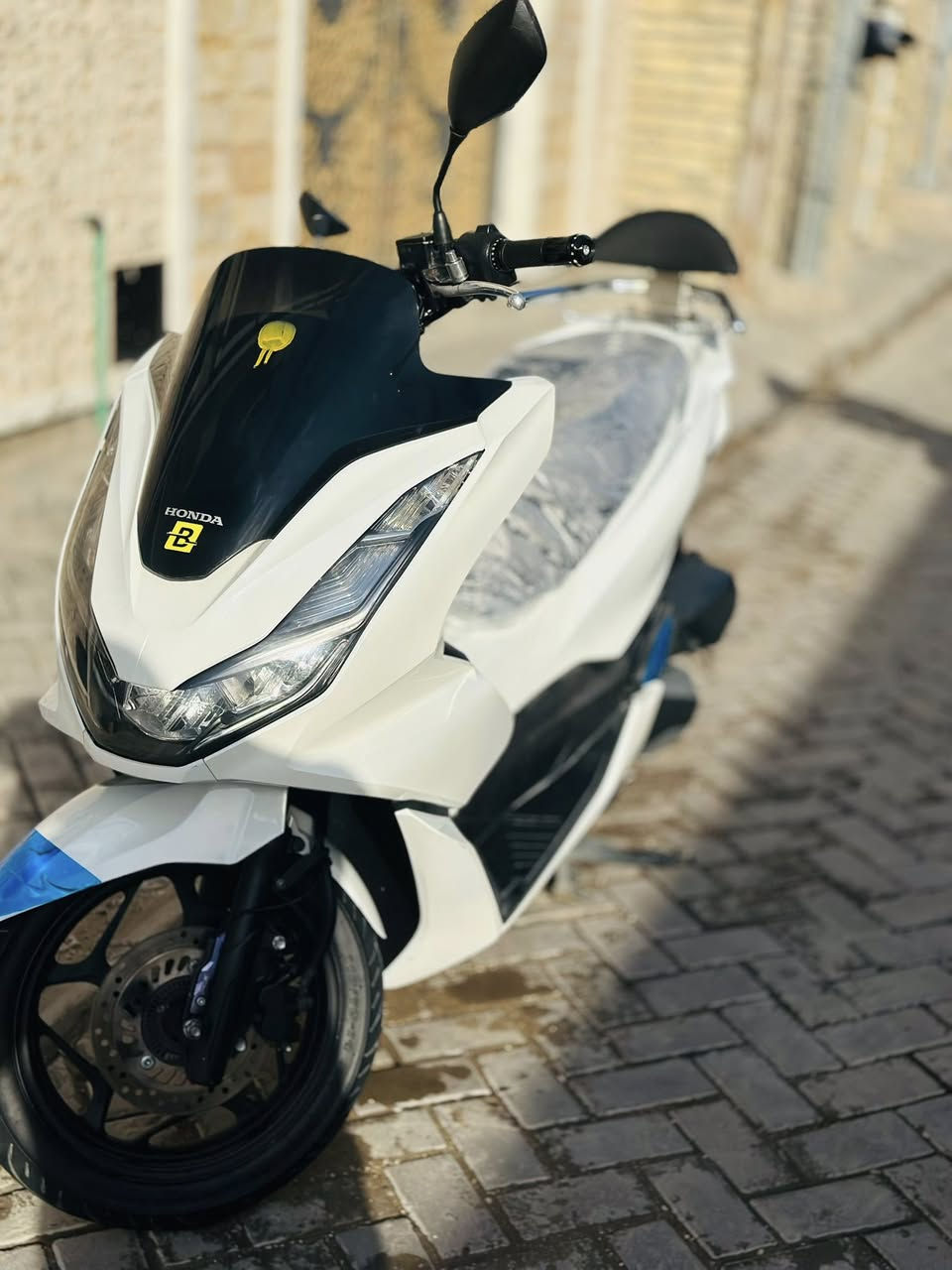 السلام عليكم للبيع دراجه pcxجيل رابع دراجة مال رمبه ماخذها رمبه اوراق المعرض موجوده بالمنشور الدراجه على ايدي حجم  مكينه 125ياباني وارد كوري دراجه جديده مال جناي وعلئ ايدي
دراجه كامله أستان كهربائي حساس ازدحام بصمة جديده الدراجه مكينه لوك شلعه معدل خير من اللّٰه دراجه تكول جديده بمعنئ الكلمه واحلا من الصور مال جناي المكان بغداد مدينة الصدر شارع داخل قطاع 12
دراجة مكفوله اي نقص مابيه
السعر 18 وبيه مجال تعال وتشلع عيوني 
اي استفسار. هـ ***********3 انتصال فقط
