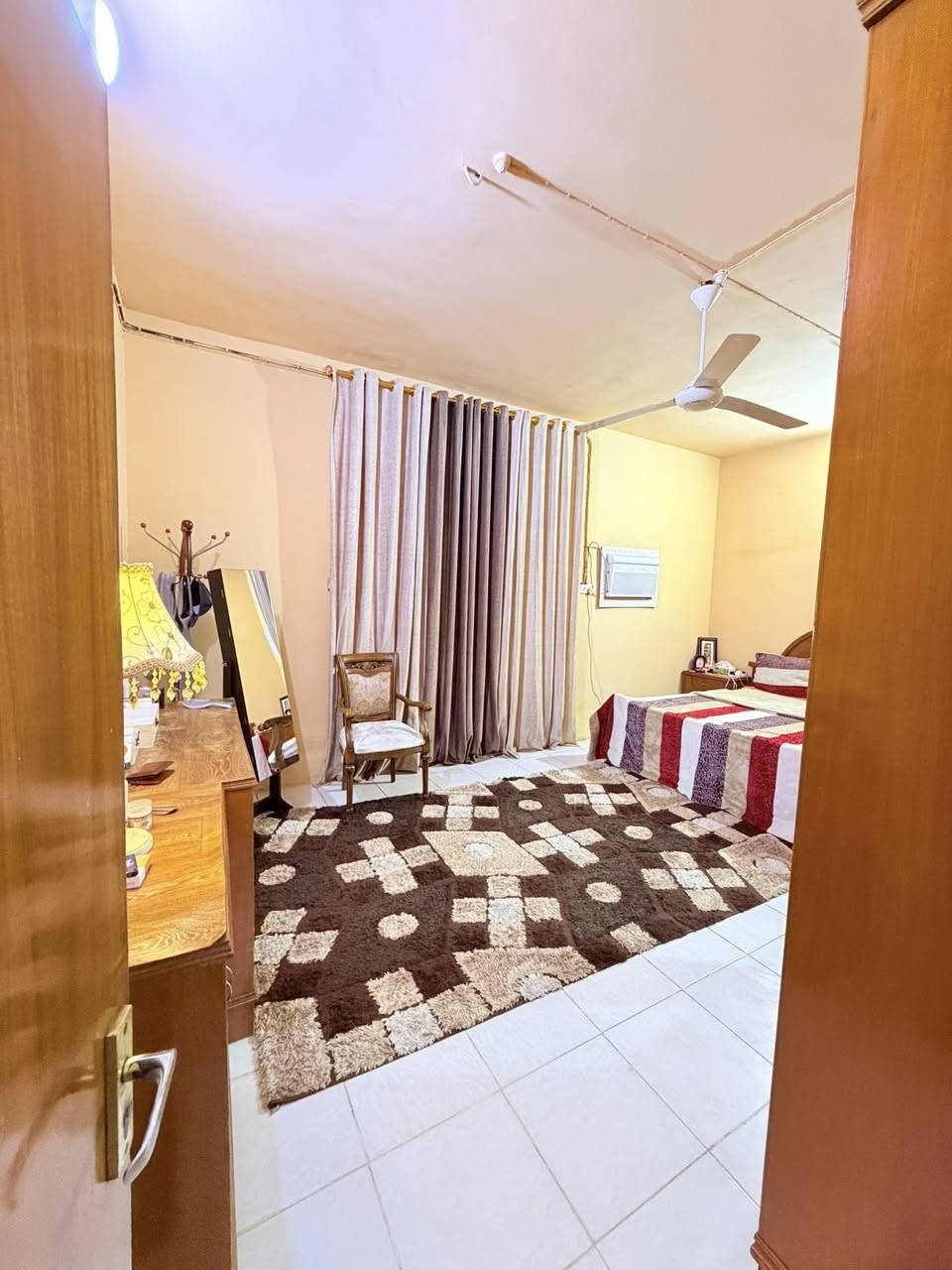 🔷(بيت + مشتمل للبيع )🏡طابقين //يقع البيت على شارع (15) متر //

🌀المساحة (300) متر //الواجهة (15) متر//يقع على رصيف عرضه (15) متر //

🌀( الموقع حي الجامعه قرب مستشفى الطفل )

🌀(  / يحتوي الطابق الارضي على/  غرفتين منام / صالة/ هول / ديوانيه   /مطبخ حار بارد/ صحيات عدد اثنين / كراج / حديقة /المشتمل بلطابق الارضي يحتوي على /غرفة منام / صاله / مطبخ / صحيات / يحتوي الطابق الثاني على/غرفتين منام / هول / صحيات //

🌀(جنس العقار طابو ملك صرف  )☑️

🌀 السعر  (485) مليون قابل للتفاوض ✔️

⚜️عنوان شركة الجوادين للاستثمار العقاري ⚜️ 
( /الجنينه نهاية شارع الـمصـلحه/ قـرب سـوق الجبيلة ) 

لـلطلـب والاستفسـار الاتصال على الارقـام التـالـية 🔻

واتـساب + اتـصال ***********
واتـساب+اتـصال ***********
واتـساب +اتـصال ***********
