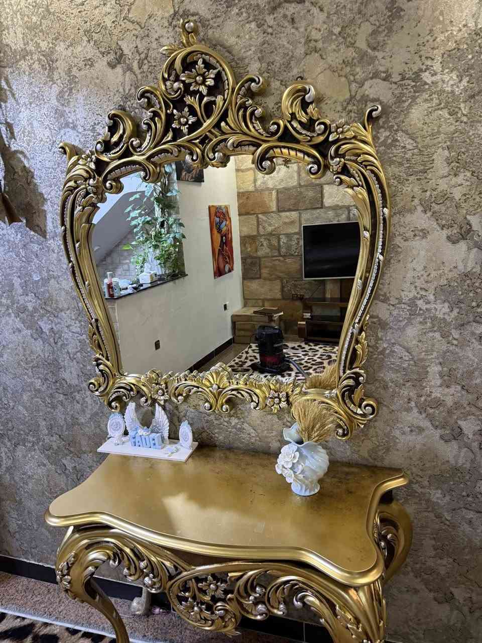 مدخل زان اصلي نضيف واخو لجديد
ميز لشاشه نفس النضافه واي ضرر مابي 
مجمده نضيفه وكبيره
ثلاجه نضيفه وكبيره
الغراض اي ضرر مابيهن ونضيفات مكاني السيديه 
***********
