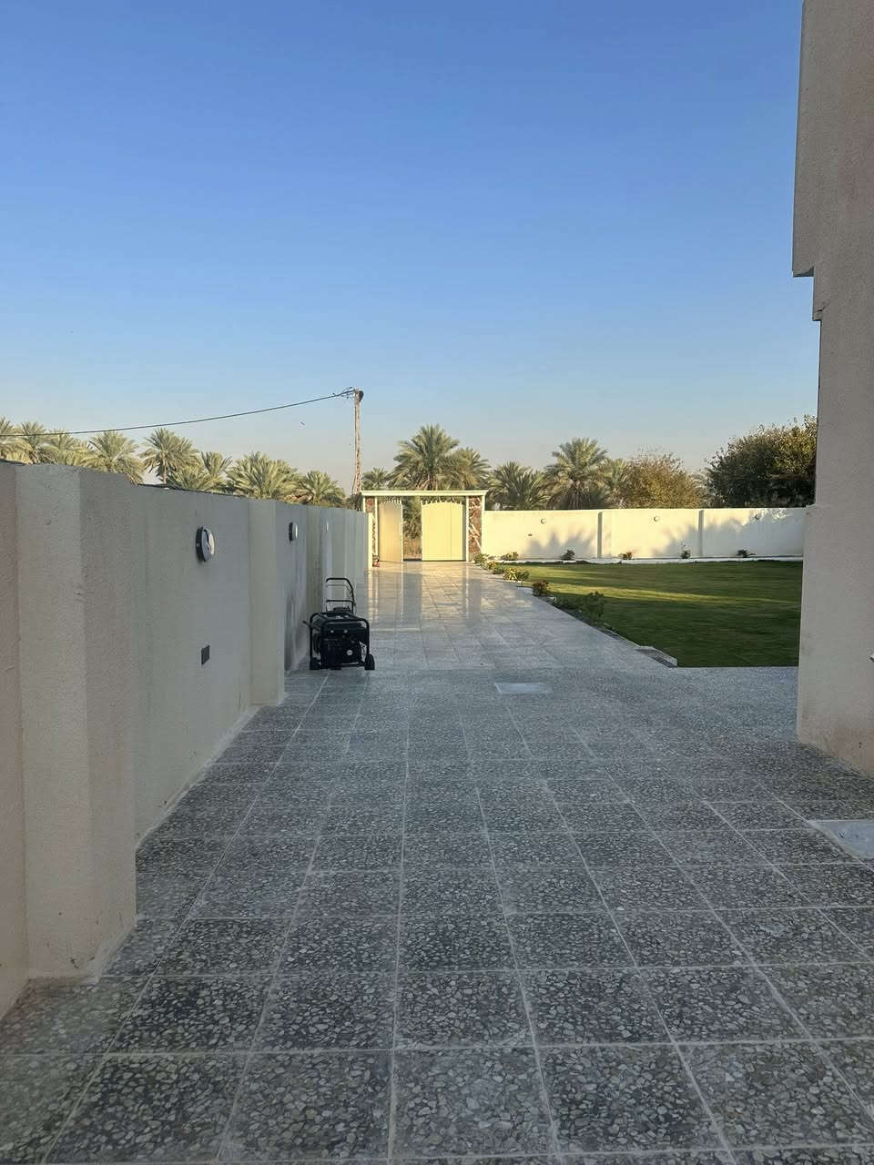 🏡 دار للبيع – الراشدية / شارع الفلل
📍 الموقع: على طريق السيلاوي قرب جامع الرقيب – موقع راقي جداً تكدر تجي من طريق الراشدية الرئيسي وتكدر من جزيرة بغداد على عين النفط 
وتكدر من الانتصار يعني موقعة راقي الة اكثر من طريقين 

📏 المساحة: 1000 م² – سند 25 باسم المالك
🔲 الواجهة: 20 م | النزال: 50 م
🏗️ بناء درجة أولى

المواصفات:
الطابق الأول: غرفة نوم + مطبخ + استقبال + صالة مدورة + خدمات
الطابق الثاني: 3 غرف نوم + حولي + خدمات + بالكون على طول البيت

حديقة خلفية مشجرة

🚗 شارع عرض 10 م (مبلط ب الكامل)
💧 ماء متوفر – ⚡ كهرباء متوفرة
🔒 دار مستقل
تحولي مباشر بأسم المشتري

☎️ للاستفسار:
***********
 (اتصال أو واتساب)
