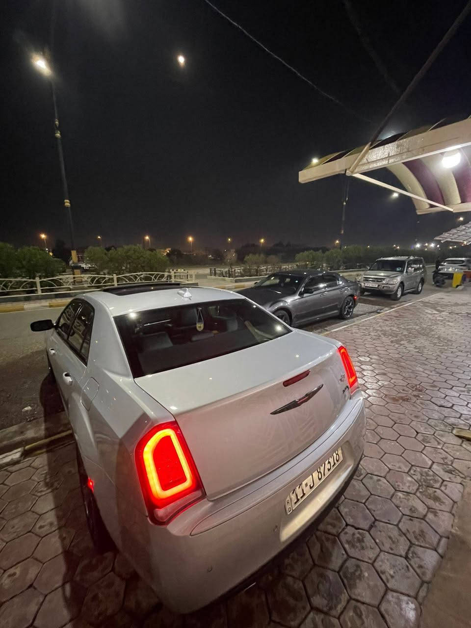 🦅كرايسلر  300S امريكي دخول جديد🦅
الحلال للبيع 🤍🍀
         
                الموديل 2023 اصل🧿
                   ( الاصدار الاخير )

                  اللون سلفر فاتح ◻️
     
المسافة المقطوعة  40im

حجم المحرك 3600

            السيارة (حادثه ربع البنيدالباقي كفاله) 🇺🇸
   ( السياره مرقم بغداد )

مواصفات السيارة:-
*بانوراما
* نقطة عمياء . 
* حساسات امامية . 
* مصابيح امامية زنون مع  بلوجكترLED . 
* ويل قياس 20 أنج . 
* حساسات خلفية .  . 
* شاشه كبيرة مع نظام ملاحة نفكيشن GPS .
* سستم صوت كامل مع دمام خلفي 
* كراسي جلد طبيعي شعار S
* مقاعد أمامية كهربائية عدد 2 .  . 
* مقاعد أمامية تبريد وتدفئة . 
* مقاعد خلفية تدفئة . 
* تشغيل عن بعد .  . 
* تدفئة مقود . 
* محدد سرعة .  . 
* كاميرا خلفية دوارة.
* مرايا رادار 
* ⁠مع ترحيب متحسسة للاضاءة  
* دخول ذكي 
* ⁠(بصمة) .

للاستفسار عن السعر واي تفاصيل اخرئ الاتصال متوفر 
***********🍀🤍
المكان كوت🍀🤍
🪬🧿
