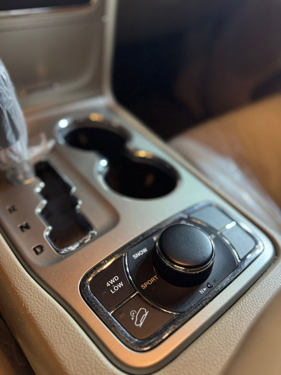 السلام عليكم  مكلف بالنشر جيب موديل ٢٠١٢ خليجي مكفول فول مواصفات ماشيه ١٠٠ حقيقي تحويل مباشر السياره بالكوت مركز المدينه السعر المطلوب ٢٢٠$ وبيها مجال الشراي يتصل على راعي السياره ***********
