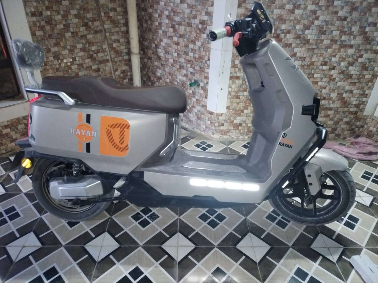 دراجه وحش كون ViP اصدار 26
سعرها مليون200 ماخذها مليون 600 ولوراق موجوده مال بيع 
نظيف جدا جدا شوفت العين حتا خط تاير بعدا 
حتا ما اطلع بيها هواي شبه متروكة 
6 بطاريات كبار 35 امبير 
ملف 2000
تكدر تربطها على جهاز وتعرف شكد بيها شحن وبعد بيها هواي مميزات 
مكاني الدجيل صلاح الدين 
***********
