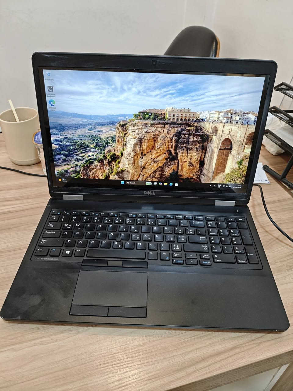 💻 حاسبة Dell Precision 3510 للبيع (مال كرف وشغل ثقيل)
السلام عليكم شباب.. عندي هاي الحاسبة Dell Precision راقية وقوية، من فئة الـ Workstation المخصصة للشغل الثقيل والكرف. تفيد جداً طلاب الهندسة، المبرمجين، أهل التصميم والمونتاج، والي يحبون حاسبة تتحمل شغل مستمر.
🔍 المواصفات:
المعالج (المعالج): Core i7-6820HQ بسرعة 2.70GHz. (فئة HQ القوية مو مثل المعالجات العادية، أداءها عالي بالبرامج).
الرام: 8 جيجا DDR4.
الهارد: SSD سريع جداً 238 جيجا. (الحاسبة تفتح بثواني والبرامج سريعة وماتعلق).
كارت الشاشة: خارجي منفصل 2 جيجا، يمشيلك ألعاب وبرامج هندسية ومونتاج براحتة.
الشاشة: شاشة واضحة وبيهه ميزة اللمس (Touch Screen) وتتحمل 10 نقاط لمس سوة.
النظام: ويندوز 11 أصلي ومفعل وجاهز.
الكيبورد: إنجليزي أصلي وعربي طباعة بس تحتاج اعادة وبيه كيبورد أرقام جانبي كامل (NumPad).
📌 حالة الحاسبة (للأمانة التامة) :
الشاشة: بيها اثر ضوء ابيض بالزاوية اليسرى من جوة. وما تأثر نهائياً على اللمس (التاتش شغال طبيعي) ولا على شغل الحاسبة.
 البطارية: صراحة مو كلش زينة، تمشيك تقريباً ساعتين.

⚠️ السعر 300 الف وبيها مجال للطيب 

📍عنواني بغداد/ الحارثية وموجود توصيل


**إذا كنت صاحب هذا الإعلان وتريد حذفه لأي سبب، رجاءا أرسل رسالة إلى الدعم الفني**