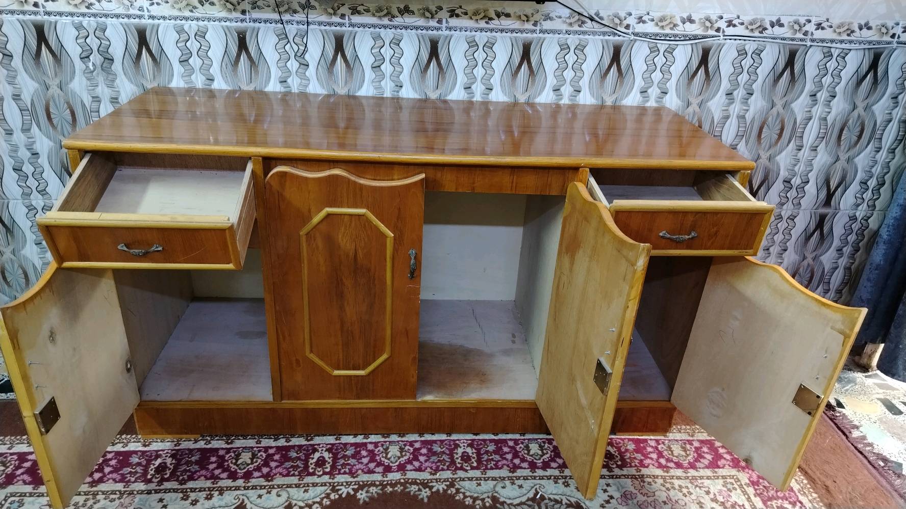 _ تخم قنفات 10 مقاعد نظيف سعره 300 وبي مجال  
_   بوفيه نظيفه جدا سعرها 100 وبيها مجال 
_       ميز طعام طول 150×100العرض باب اول سعره 200 وبي مجال  


بغداد الشعب قرب الأسواق المركزيه

تواصل رقم الهاتف ***********
