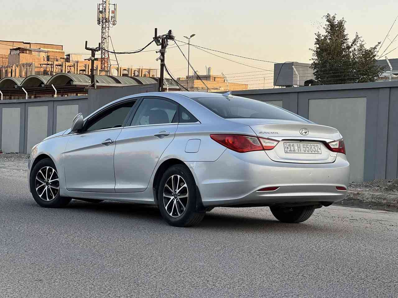 السلام عليكم 
سوناتا 2012 امريكي
ماشيه 102 
السعر 98 وبيه مجال 
مكينه 2400
حادثه جاملغ وبنيد صفحه السايق وباب السايق مبدل والجاملغ اليمين مباوك صبغ ابيع 4 قطع 
مواصفات 
بصمه 
مري شفط
شاشه كبيره 
كاميرا 
مكان بغداد بسمي 
***********
