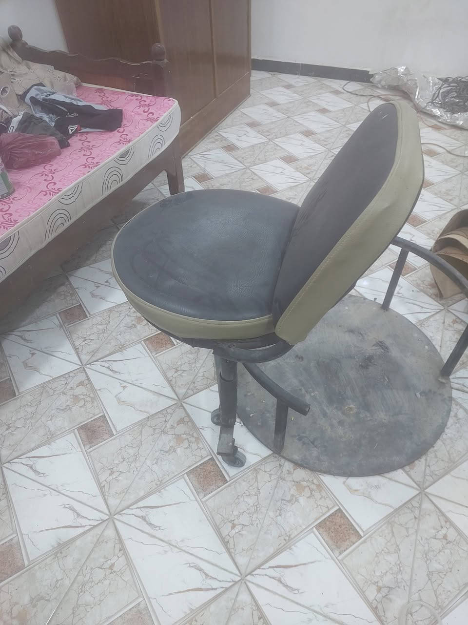 السلام عليكم شباب عندي مساعد كرسي حلاق للبيع الاتصال بالرقم***********
