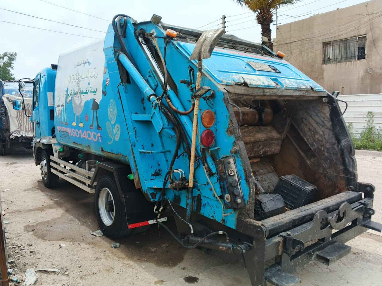 السلام عليكم سياره هينو شيطان ٦ سلندر بم ونوزل ٨ ونص مكعب  مع الخط شفتين في دايره بلديه الشعب سياره جاهزه ونضيفه خير من الله 
الرقم ***********
