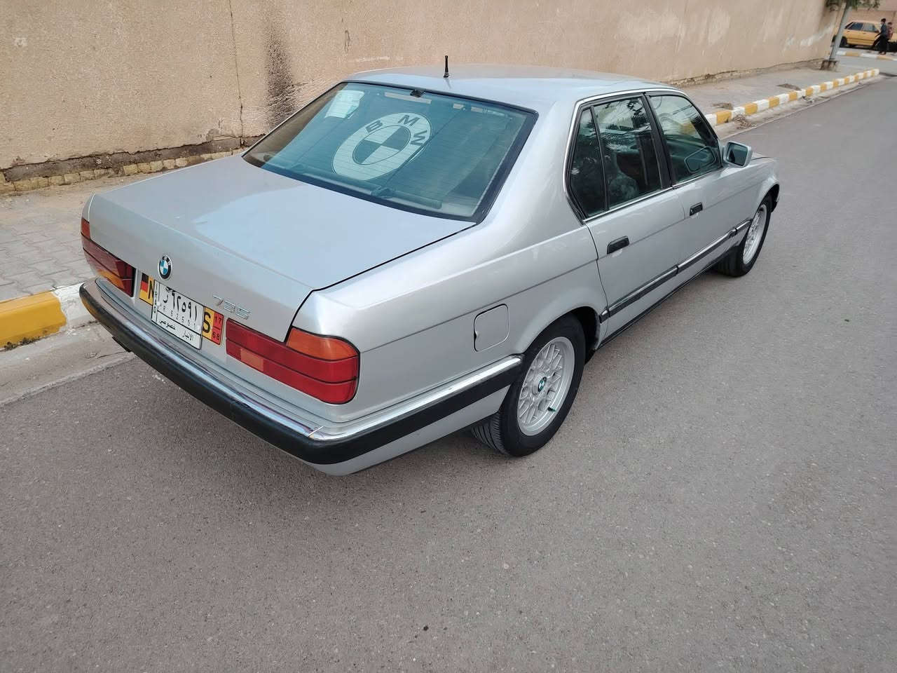 السلام عليكم بي ام حجم 735 موديل 1991 رقم انبار اسمي مشروع وطني سنويه لغايه ال 29 مكينه وكير فيفيتي حاويه  مكفولات سياره جاهزه من تخم تاير جديد حداديه خلفي امامي جدد تبريد ثلج ❄️ كهربايات كلها شغاله سياره مصبوغة عام للجماليه مكفوله من الضربه سياره مكفوله من الكص ونقل الجثه وكافه العيوب الشرعيه سياره جديده معنى الكلمه وجاهزه المكان واسط قضاء الحي السعر52وبيها مجالل
اتصال ***********
***********
