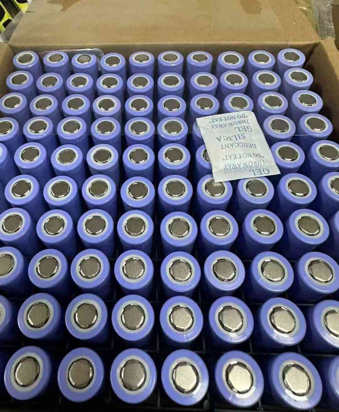 The HH INR18650-26P is a high-performance cylindrical rechargeable lithium-ion battery cell utilizing advanced Nickel Manganese Cobalt (NMC) chemistry. Featuring a nominal voltage of 3.6V and a rated capacity of 2600mAh,this cell delivers an optimal balance of energy density, stable discharge, and extended lifespan. The "INR" chemistry ensures superior thermal stability and safety during high-drain or continuous operations compared to traditional cobalt-based cells.
Power Banks: DIY or commercial high-capacity portable power banks.Backup Power: Uninterruptible Power Supplies (UPS), solar-powered energy storage grids, and emergency lighting systems.
High-Intensity Flashlights: Tactical LED flashlights, searchlights, and camping lanterns.Outdoor Electronics: Portable Bluetooth speakers, fish finders, and heated apparel.
E-Mobility: Electric bicycles (E-bikes), electric scooters, and balance wheels.Recreation: Remote-controlled (RC) model cars, drones, and boats.
Vacuum Cleaners: Robot vacuum cleaners, cordless stick vacuums, and handheld car vacuums.Smart Gadgets: Electric mops, window cleaning robots, and portable air purifiers.


**إذا كنت صاحب هذا الإعلان وتريد حذفه لأي سبب، رجاءا أرسل رسالة إلى الدعم الفني**